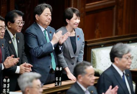 衆院本会議で「国家情報会議」創設法案が可決され、笑顔を見せる高市首相（右）＝２３日午後