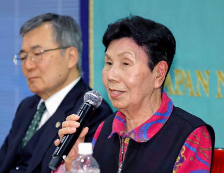 記者会見する袴田ひで子さん（右）＝２３日午後、東京・内幸町の日本記者クラブ