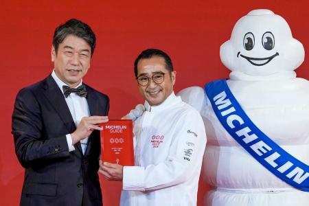 　「ミシュランガイド京都・大阪２０２６」の掲載店発表セレモニーで、写真に納まる三つ星となった「美山荘」の当主中東久人さん（左から２人目）＝２３日午後、大阪市中央区