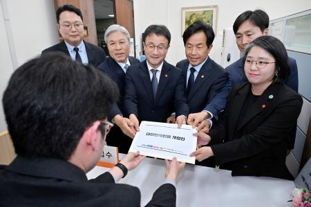 韓国国会の議案課に憲法改正案を提出する与野党の院内代表ら＝３日、ソウル（聯合＝共同）
