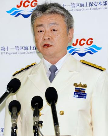 記者会見する第１１管区海上保安本部の木川嘉将本部長＝２３日午後、那覇市