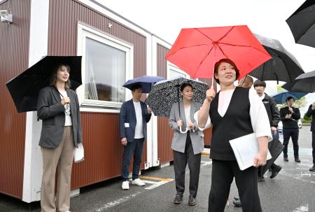 　アジア・アジアパラ大会で選手の宿泊拠点となる仮設のコンテナハウスを視察する谷本歩実アスリート委員長（手前右）ら＝２３日午前、名古屋市