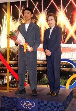ＪＯＣの橋本聖子会長（右）を表敬訪問し、記念撮影に応じるノルディックスキー複合の渡部暁斗さん＝２３日、東京都新宿区