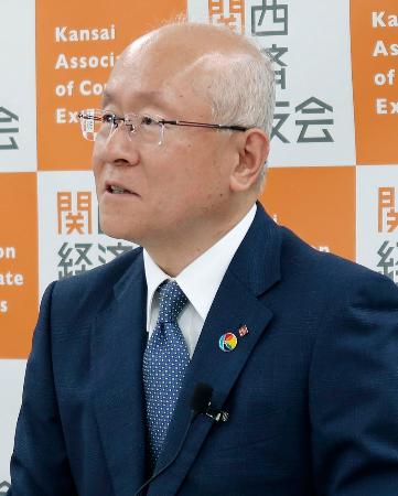 記者会見する関西経済同友会の三笠裕司代表幹事＝２３日午後、大阪市