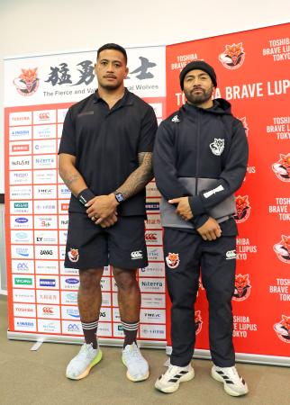 　記者会見後に写真に納まるＢＬ東京のシャノン・フリゼル（左）とリッチー・モウンガ＝２３日、東京都府中市（東芝ブレイブルーパス東京提供）