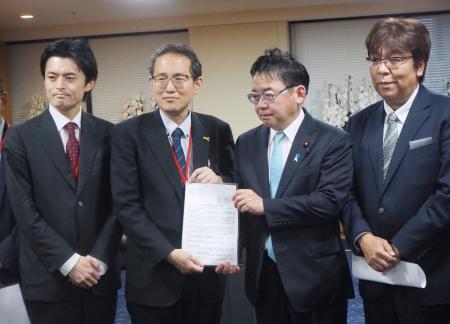 上野厚労相（中央右）に要望書を渡す、全がん連の天野慎介理事長（同左）＝２３日午後、厚労省