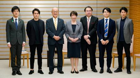 農林水産分野の先端企業の代表者らと面会する高市首相（中央）＝２３日午後、首相官邸