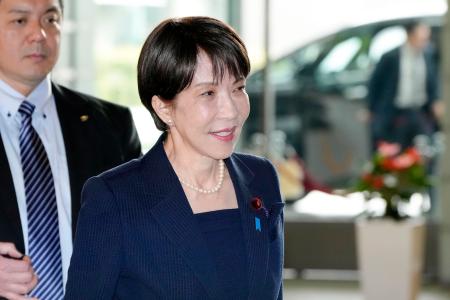 首相官邸に入る高市首相＝２４日午前