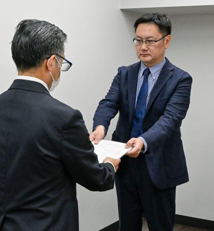 岡山県公害審査会に公害調停を申請する「満栄工業」の関係者=24日午前、岡山県庁