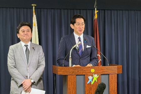 記者会見する自民党の小林政調会長（右）＝２４日午前、東京・永田町の党本部