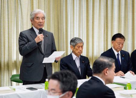 自民党の憲法改正実現本部会合であいさつする中曽根弘文本部長。右奥は新藤義孝氏＝２４日午後、東京・永田町の党本部