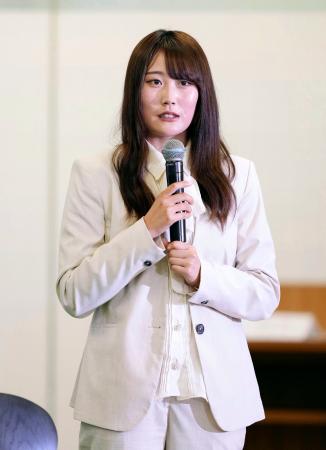 表彰後、質問に応えるスノーボード女子の村瀬心椛=24日、東京都内