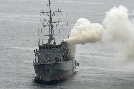 福岡県宗像市沖で火災を起こした海上自衛隊の掃海艇「うくしま」＝２０２４年１１月