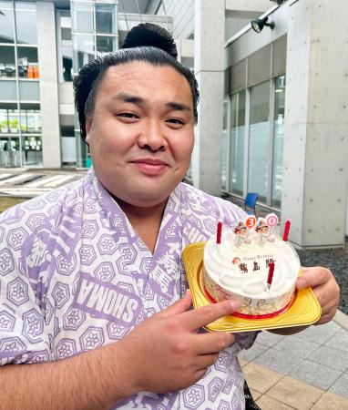 30歳の誕生日を迎え、報道陣から贈られたケーキを手に笑顔の霧島=24日、さいたま市