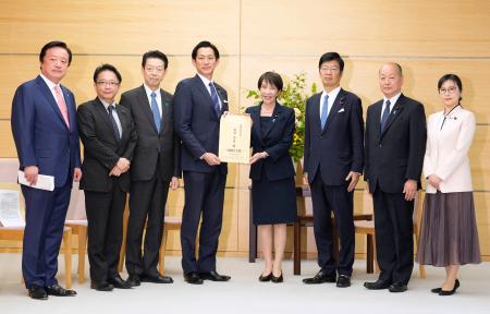 自民党の小林政調会長（中央左）から中東情勢悪化を受けた党の提言を受け取る高市首相（同右）＝２４日午後、首相官邸