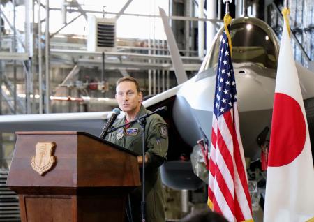 式典であいさつする米軍第３５戦闘航空団司令官ポール・デイビッドソン大佐＝２４日午前、青森県三沢市