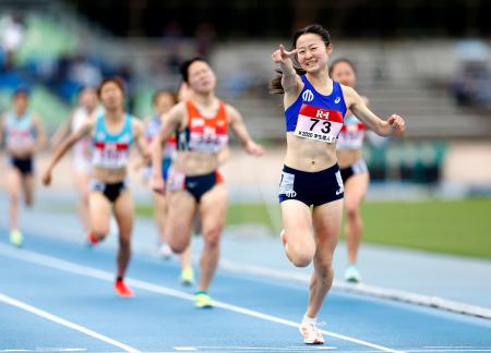 女子１５００メートル決勝　ゴールに向かう木田美緒莉。４分１９秒１４の大会新で優勝した＝レモンガススタジアム平塚