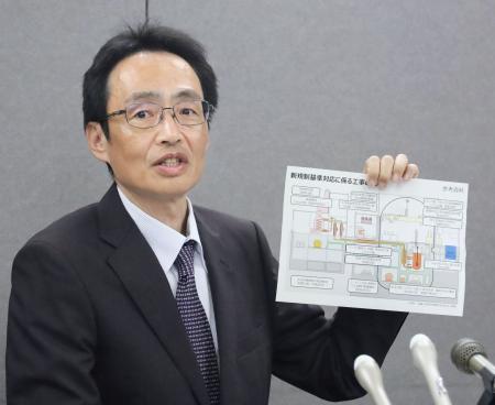 高速実験炉「常陽」の再稼働延期について説明する日本原子力研究開発機構の担当者＝２４日午後、茨城県庁