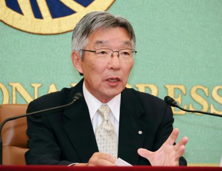 　記者会見する東京都小笠原村の渋谷正昭村長＝２４日午後、東京・内幸町の日本記者クラブ