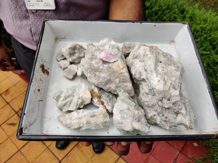 重要鉱物のリチウム鉱石＝２０２３年９月、インド東部ブバネシュワル（ゲッティ＝共同）