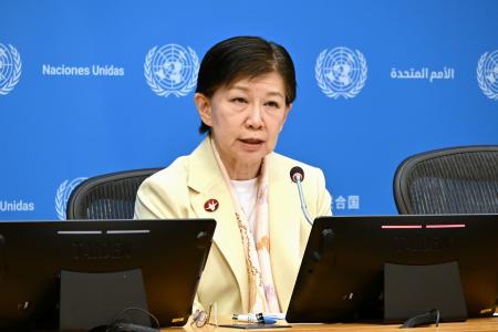 ２４日、ニューヨークの国連本部で記者会見する中満泉事務次長（共同）