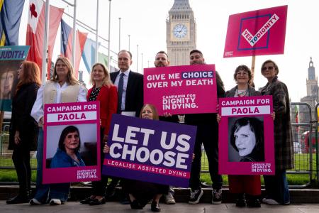 英国の「安楽死」法案を支持して集まる人々＝３月、ロンドン（Ａａｒｏｎ　Ｃｈｏｗｎ／ＰＡ提供、ＡＰ＝共同）