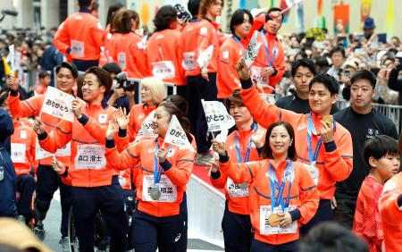 　ミラノ・コルティナ五輪・パラリンピックの日本選手団による「応援感謝パレード」で、東京・日本橋を練り歩くフィギュアスケートの（右から）木原龍一、三浦璃来、森田真沙也、吉田唄菜ら＝２５日午前