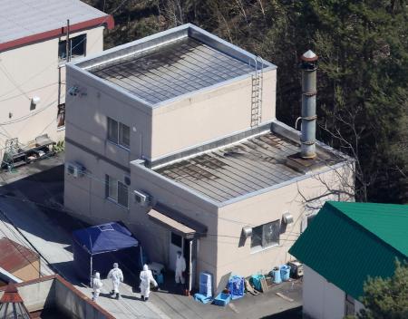 　旭山動物園の現場検証で、焼却炉がある建物に入る捜査員ら＝２５日午前１０時２４分、北海道旭川市（共同通信社ヘリから）