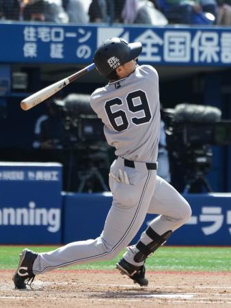 ２回巨人無死、平山が左中間にプロ初本塁打を放つ＝横浜