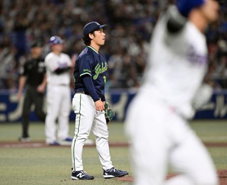 ２回、中日・板山（手前）に満塁本塁打を浴びたヤクルト・小川＝バンテリンドーム