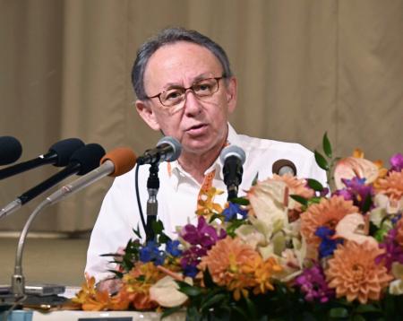 記者会見で沖縄県知事選への立候補を表明した玉城デニー知事＝２５日午後、那覇市