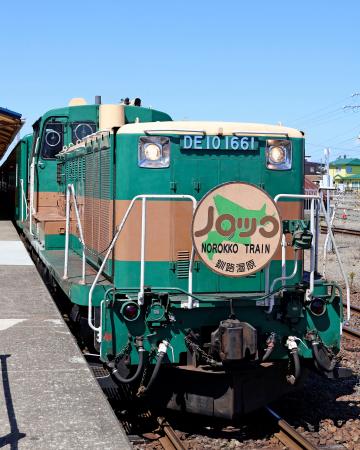 　ＪＲ釧路駅に入線する観光列車「くしろ湿原ノロッコ号」＝２５日午前、北海道釧路市