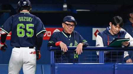 9回、厳しい表情で試合を見守るヤクルト・池山監督=バンテリンドーム