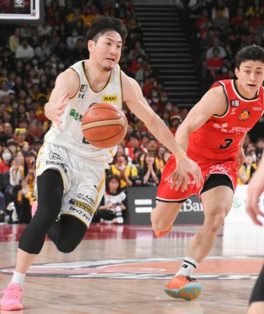 　名古屋Ｄ戦で攻め込む宇都宮・比江島（左）＝ＩＧアリーナ