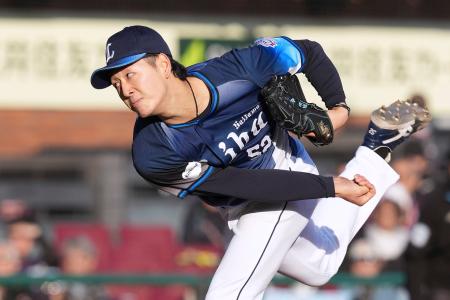７回に登板し、プロ初勝利を挙げた西武・篠原＝楽天モバイルパーク