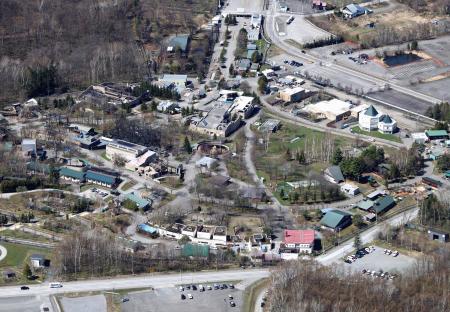 現場検証が行われた旭山動物園。手前中央に焼却炉の建物がある＝２５日午前１０時２３分、北海道旭川市（共同通信社ヘリから）