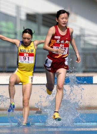 女子3000メートル障害 9分59秒67で優勝した近藤希美=レモンガススタジアム平塚