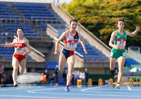 女子100メートル決勝 11秒75で優勝した蔵重みう(中央)=レモンガススタジアム平塚