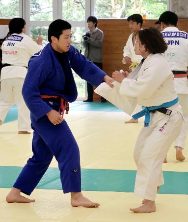 柔道の練習会で女子選手（右）と稽古する男子の田中龍雅＝２５日、東京都多摩市