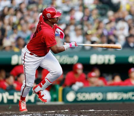 ９回広島２死三塁、代打モンテロが同点となる投手強襲安打を放つ＝甲子園