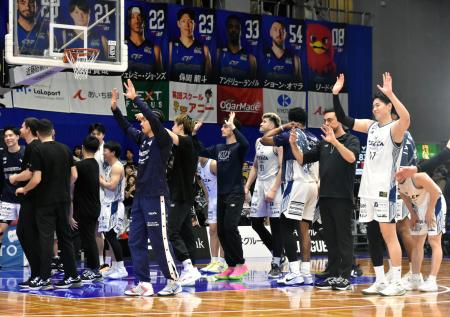 ＦＥ名古屋に勝利し、喜ぶ長崎の選手たち＝名古屋市枇杷島スポーツセンター
