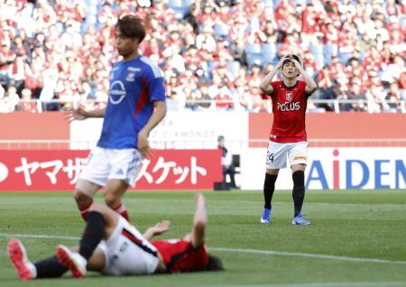浦和―横浜Ｍ　後半、肥田野（手前下）が好機を逃し頭を抱える浦和・松尾（右）＝埼玉スタジアム