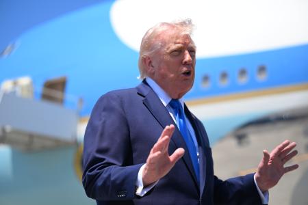 ２５日、米南部フロリダ州で記者団と話すトランプ米大統領（ゲッティ＝共同）