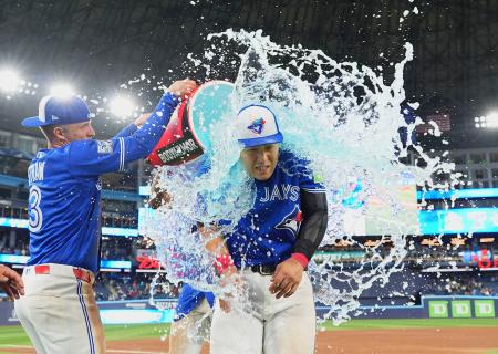 試合後に手荒い祝福を受ける、５号ソロを放ったブルージェイズ・岡本＝トロント（共同）
