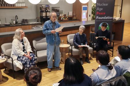 世界各国の若者らを前に被爆体験を語る被団協代表理事の松浦秀人さん（左から２人目）。同３人目は川副忠子さん＝２５日、米ニューヨーク（共同）
