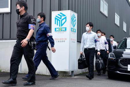 家宅捜索のため畜産加工会社「水迫畜産」の加工工場に向かう鹿児島県警の捜査員＝２６日午前、鹿児島市