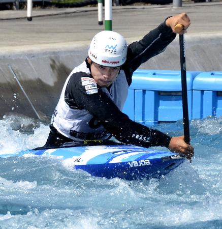 日本代表選考会でパドルをこぐ羽根田卓也＝東京都内