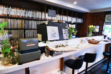 　「名曲喫茶ミニヨン」の店内＝東京都杉並区