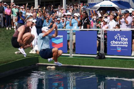 　シェブロン選手権で優勝し、池に恒例の「ダイブ」を敢行するネリー・コルダ（左端）＝２６日、ヒューストン（ゲッティ＝共同）