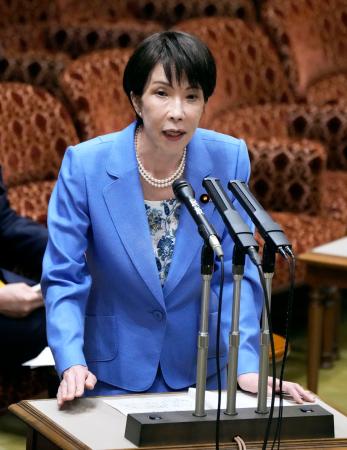 参院予算委の集中審議で、答弁する高市首相＝２７日午前
